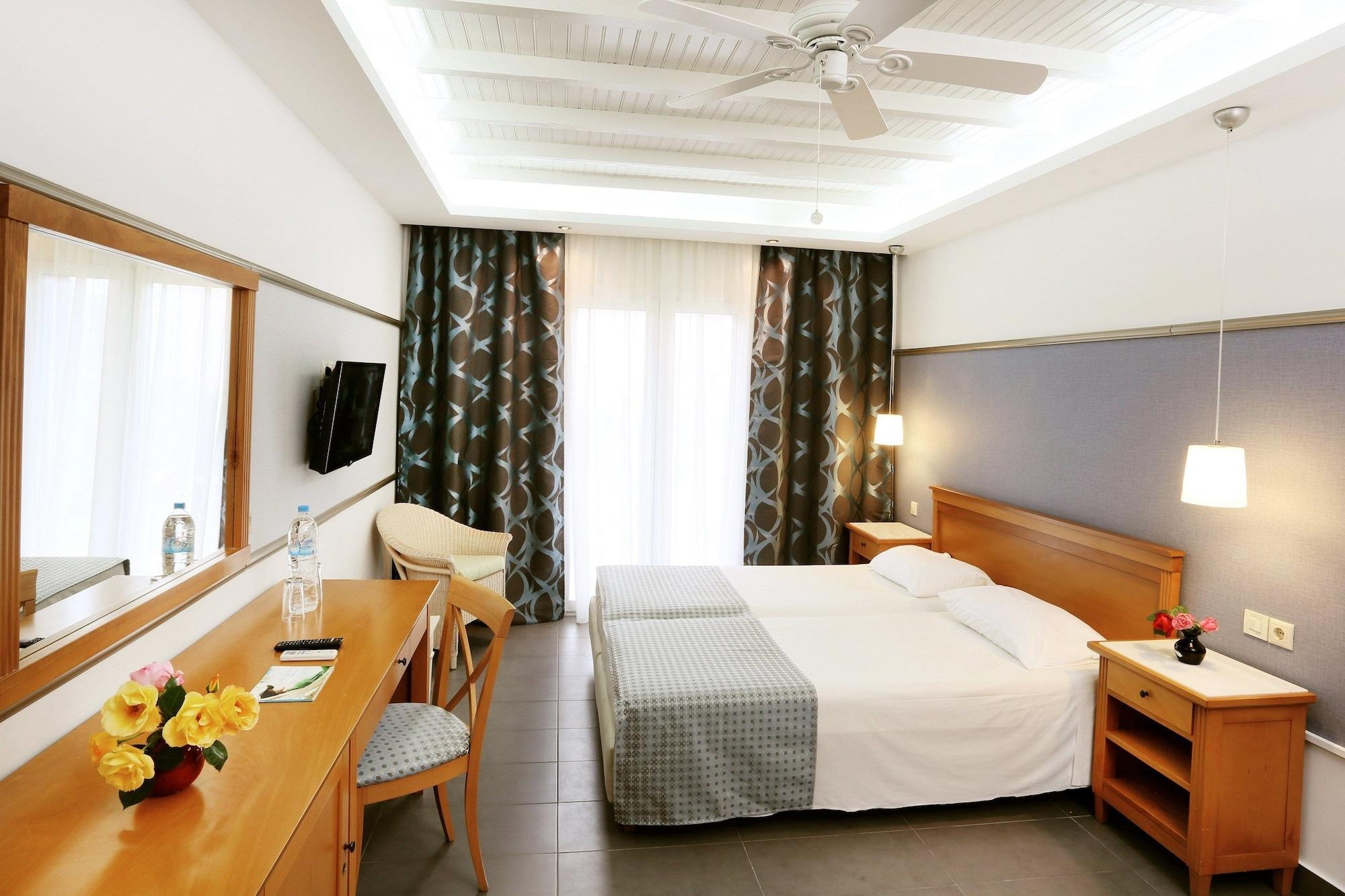Sentido Apollo Palace Mesongí Buitenkant foto A typical room at the hotel