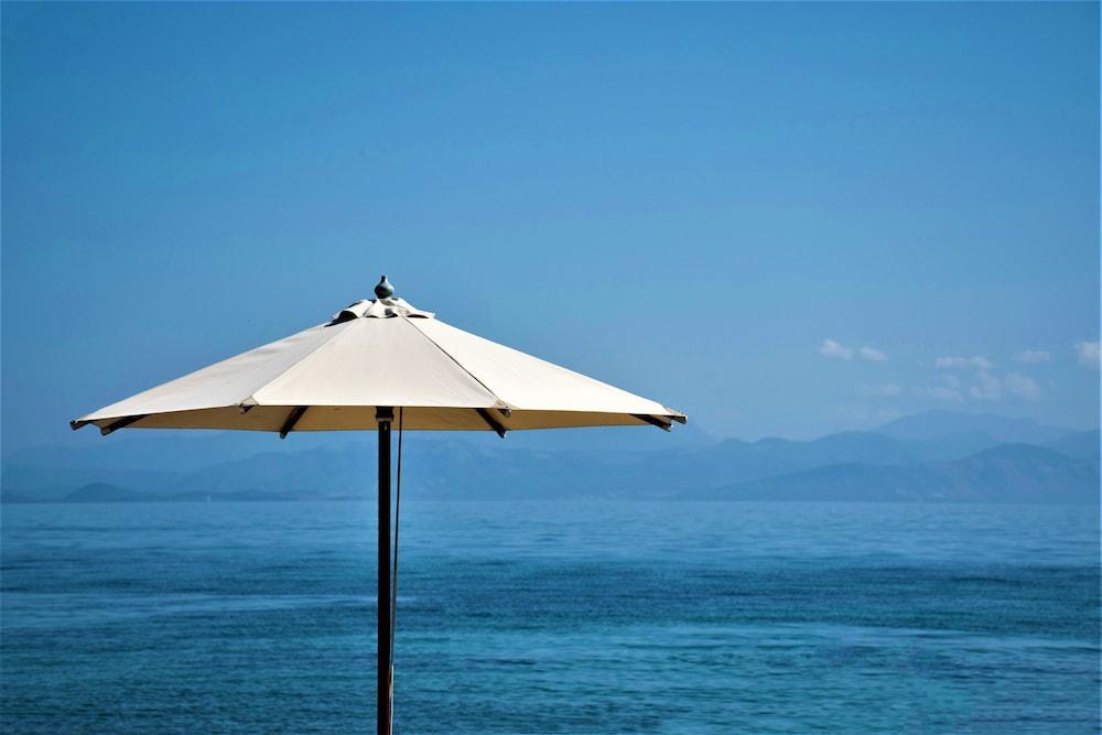 Sentido Apollo Palace Mesongí Buitenkant foto A beach umbrella