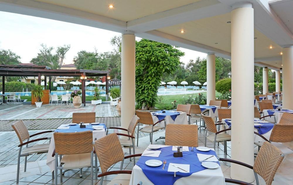Sentido Apollo Palace Mesongí Buitenkant foto The restaurant
