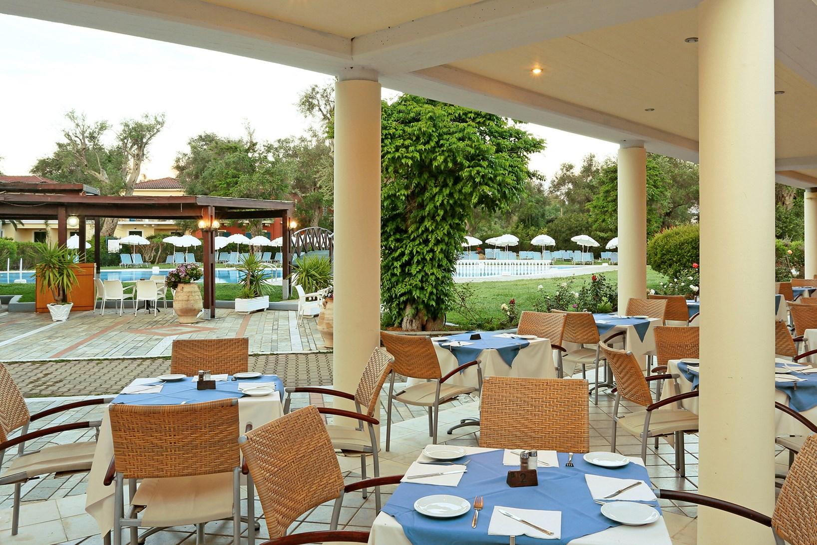 Sentido Apollo Palace Mesongí Buitenkant foto The poolside restaurant