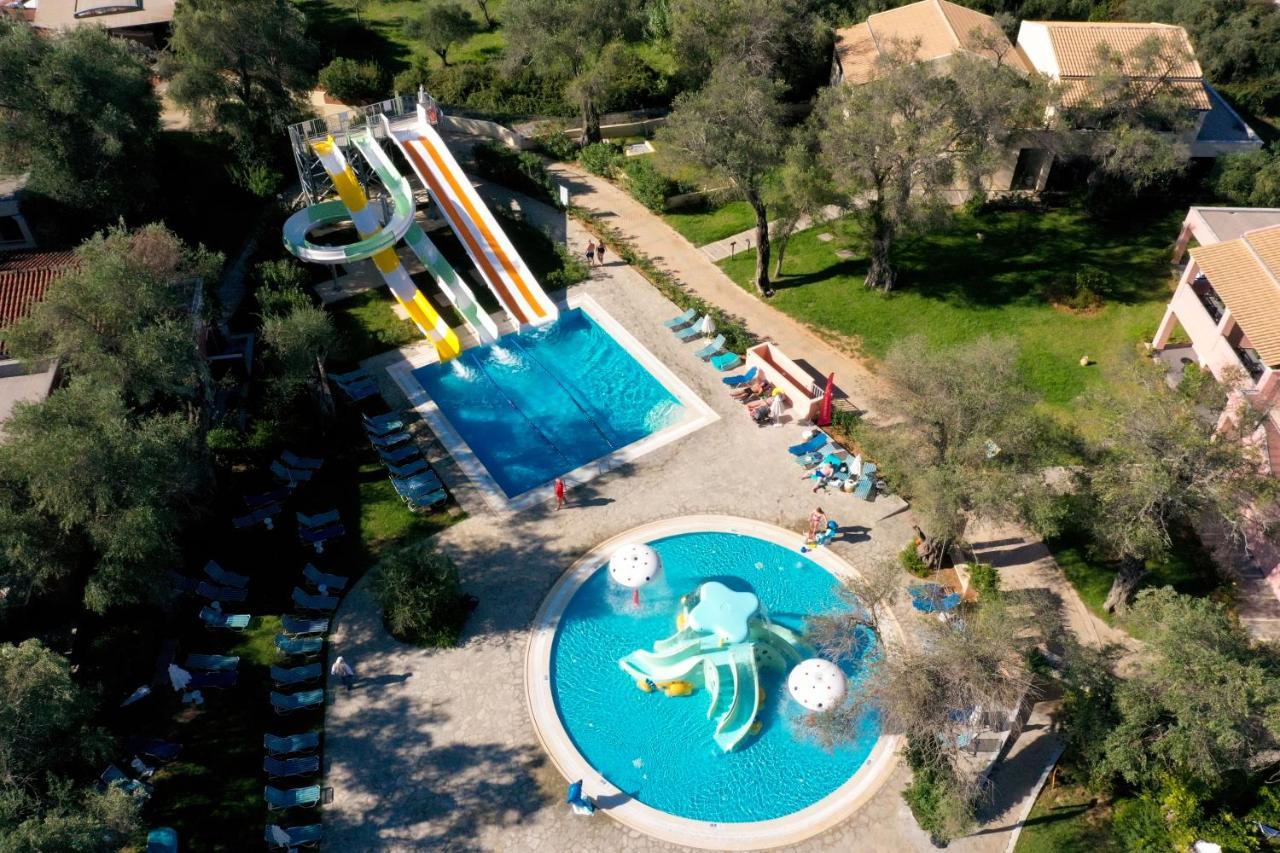 Sentido Apollo Palace Mesongí Buitenkant foto Aerial view of the water park