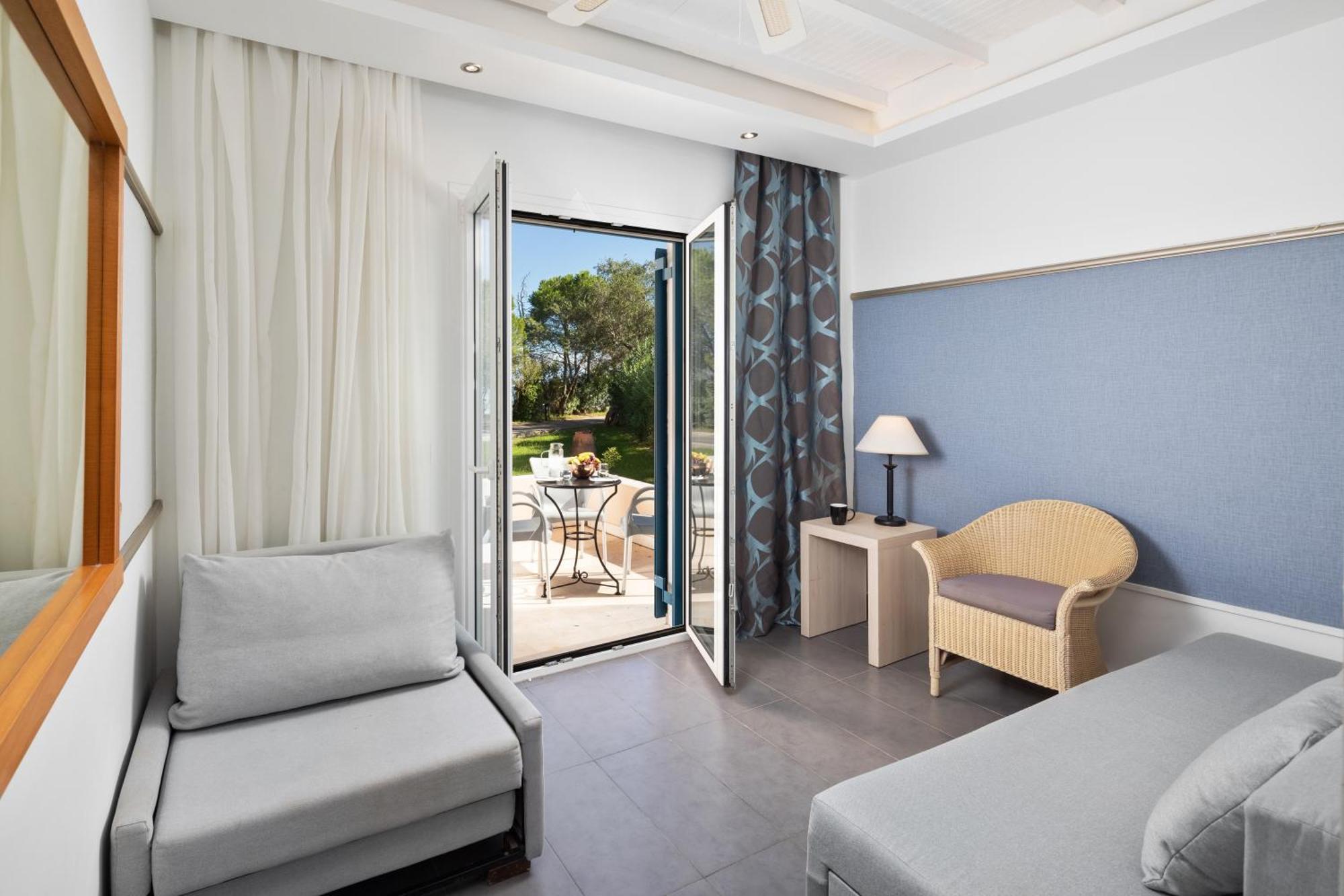 Sentido Apollo Palace Mesongí Buitenkant foto A room at the hotel
