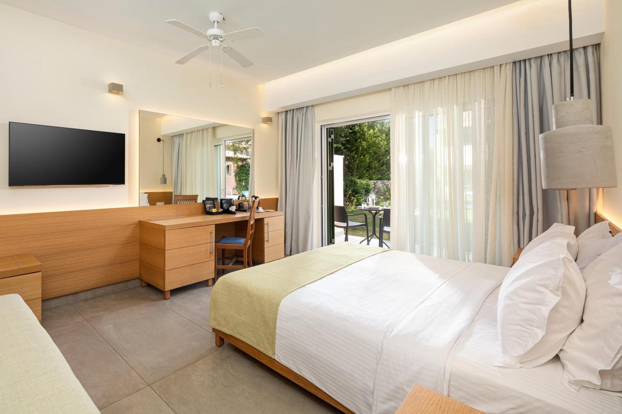 Sentido Apollo Palace Mesongí Buitenkant foto Deluxe Room