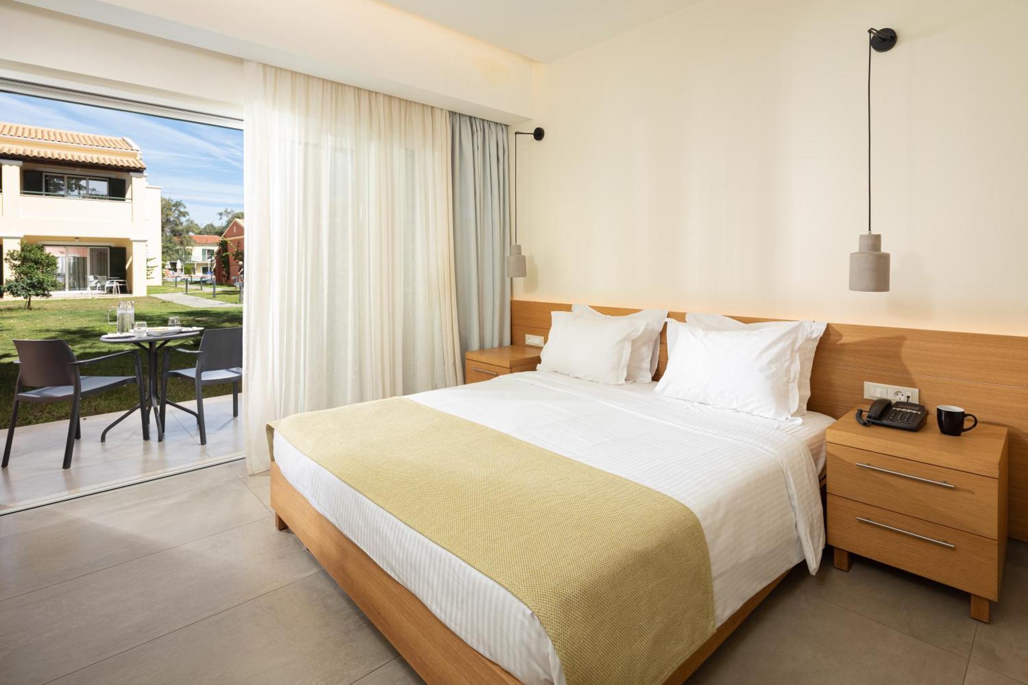 Sentido Apollo Palace Mesongí Buitenkant foto A bedroom at the resort
