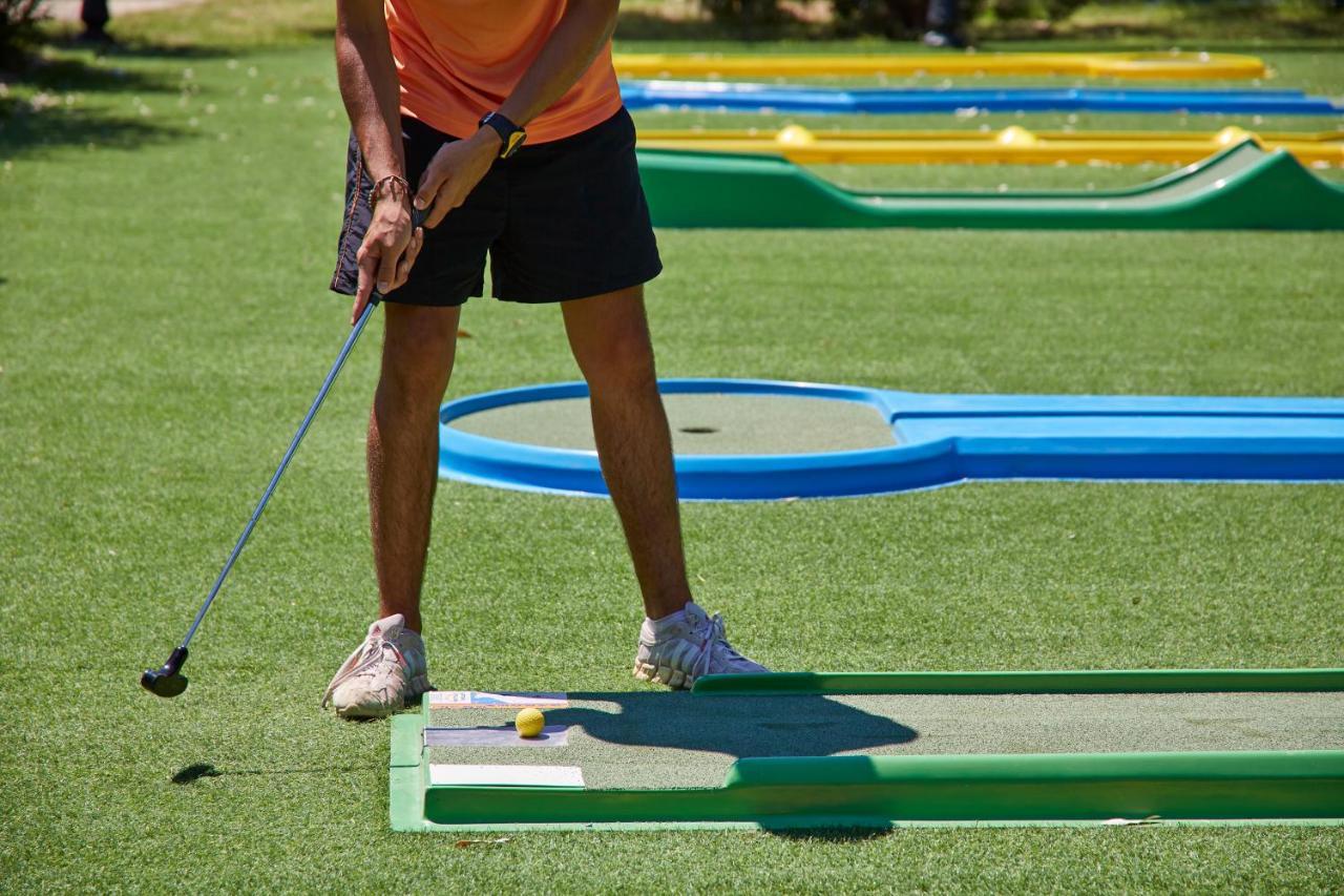 Sentido Apollo Palace Mesongí Buitenkant foto A player putting on a hole