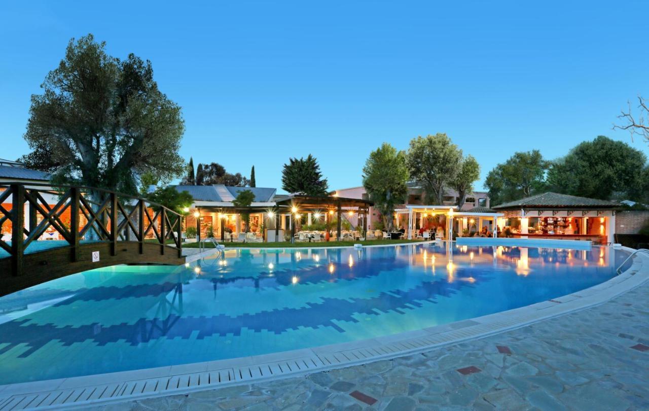 Sentido Apollo Palace Mesongí Buitenkant foto The pool at the hotel