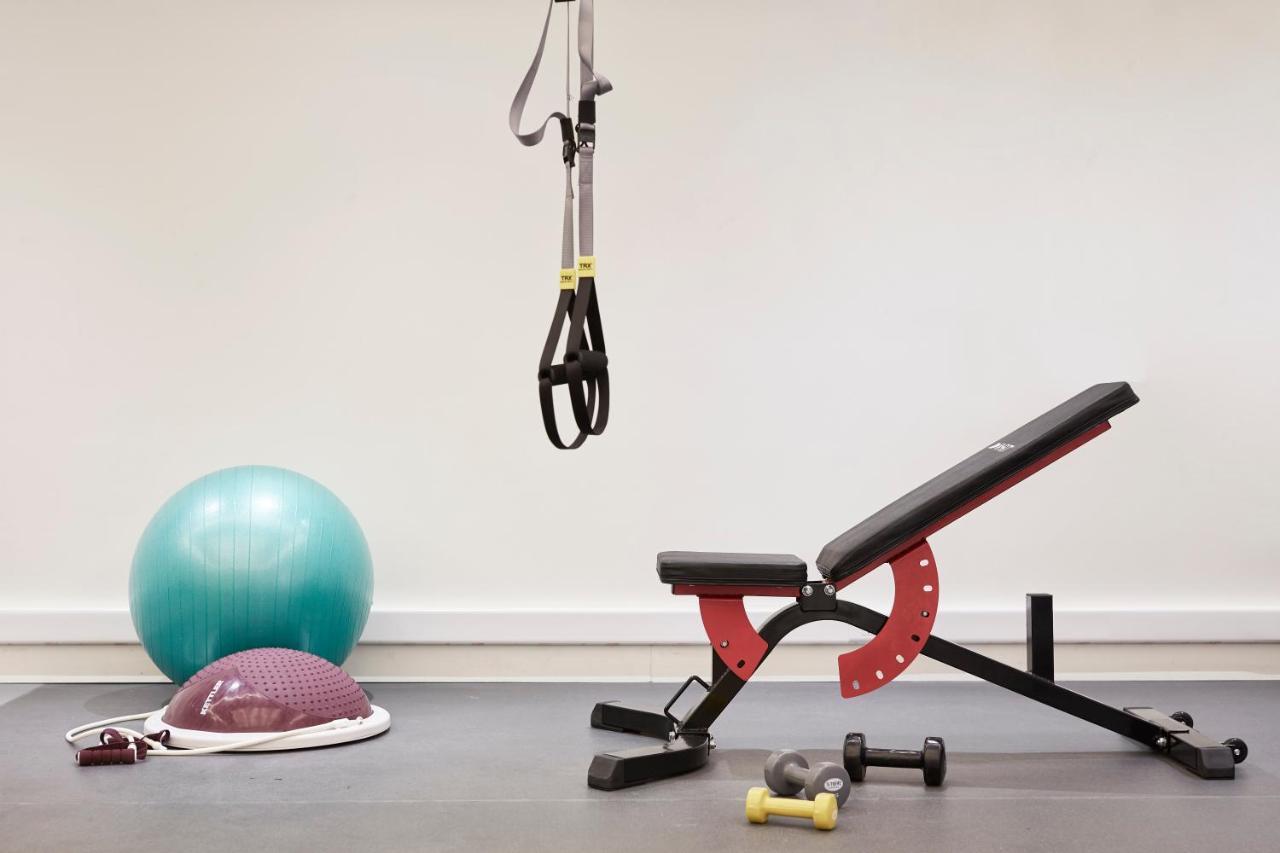 Sentido Apollo Palace Mesongí Buitenkant foto A weight bench