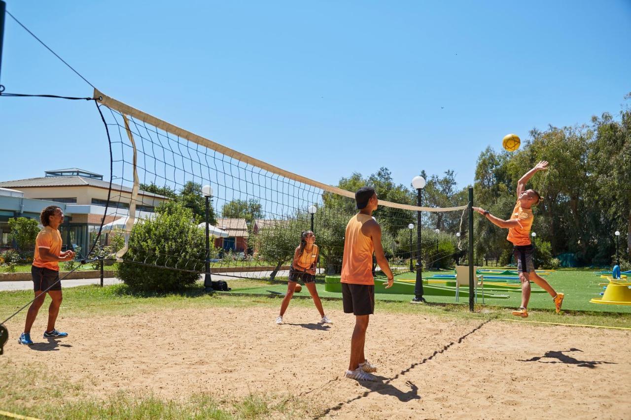 Sentido Apollo Palace Mesongí Buitenkant foto A volleyball game