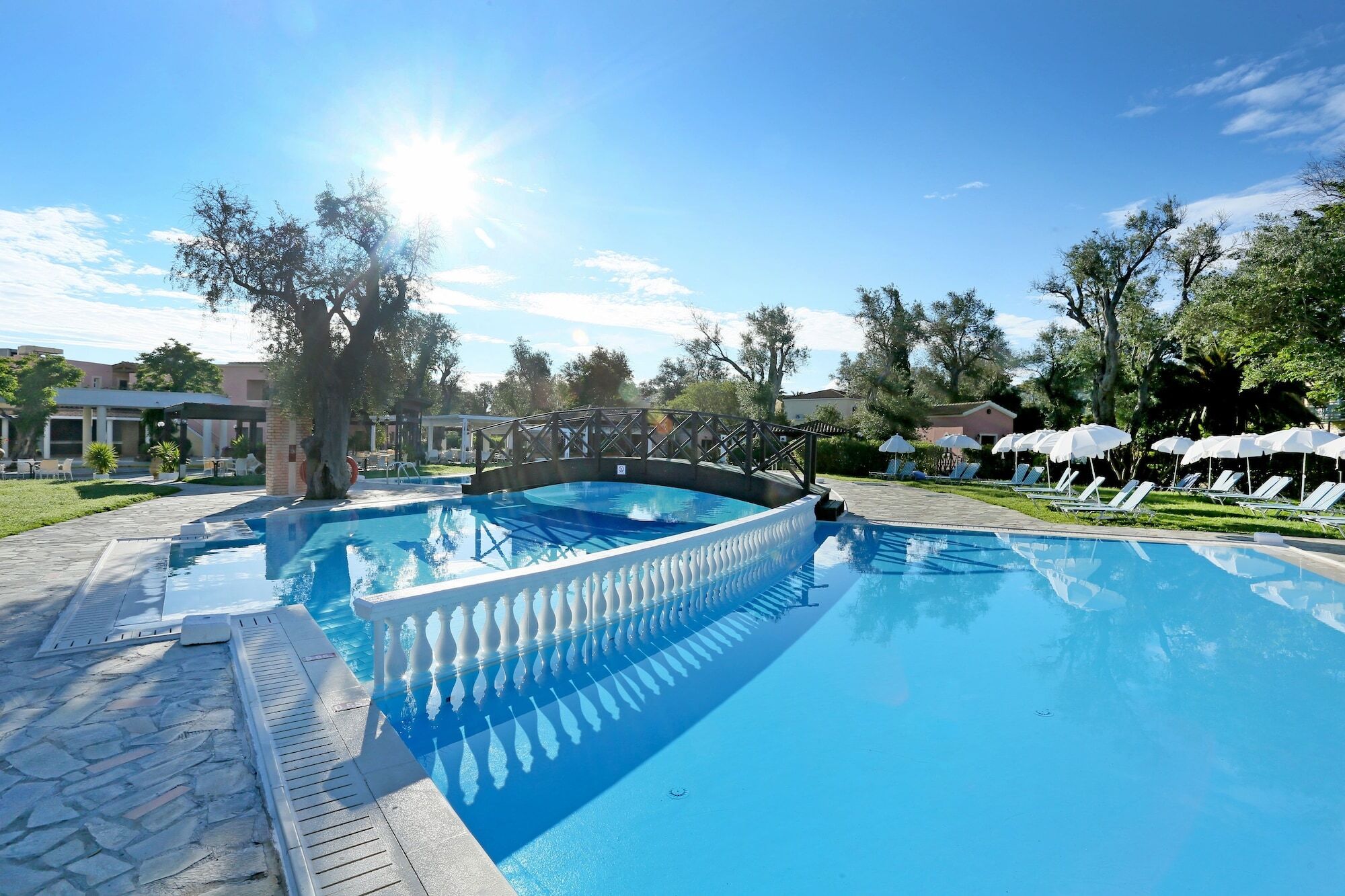 Sentido Apollo Palace Mesongí Buitenkant foto A swimming pool