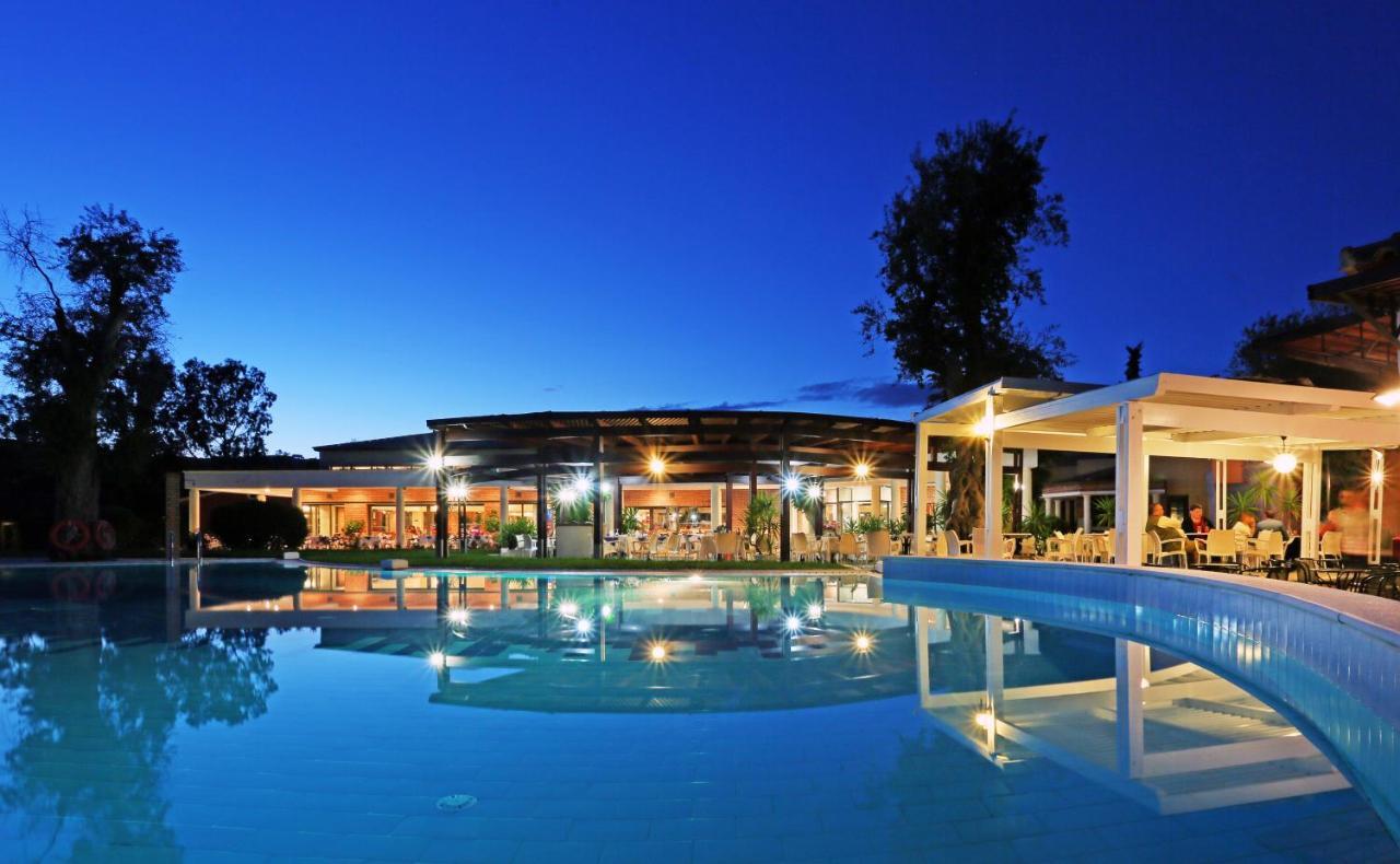 Sentido Apollo Palace Mesongí Buitenkant foto The resort at night