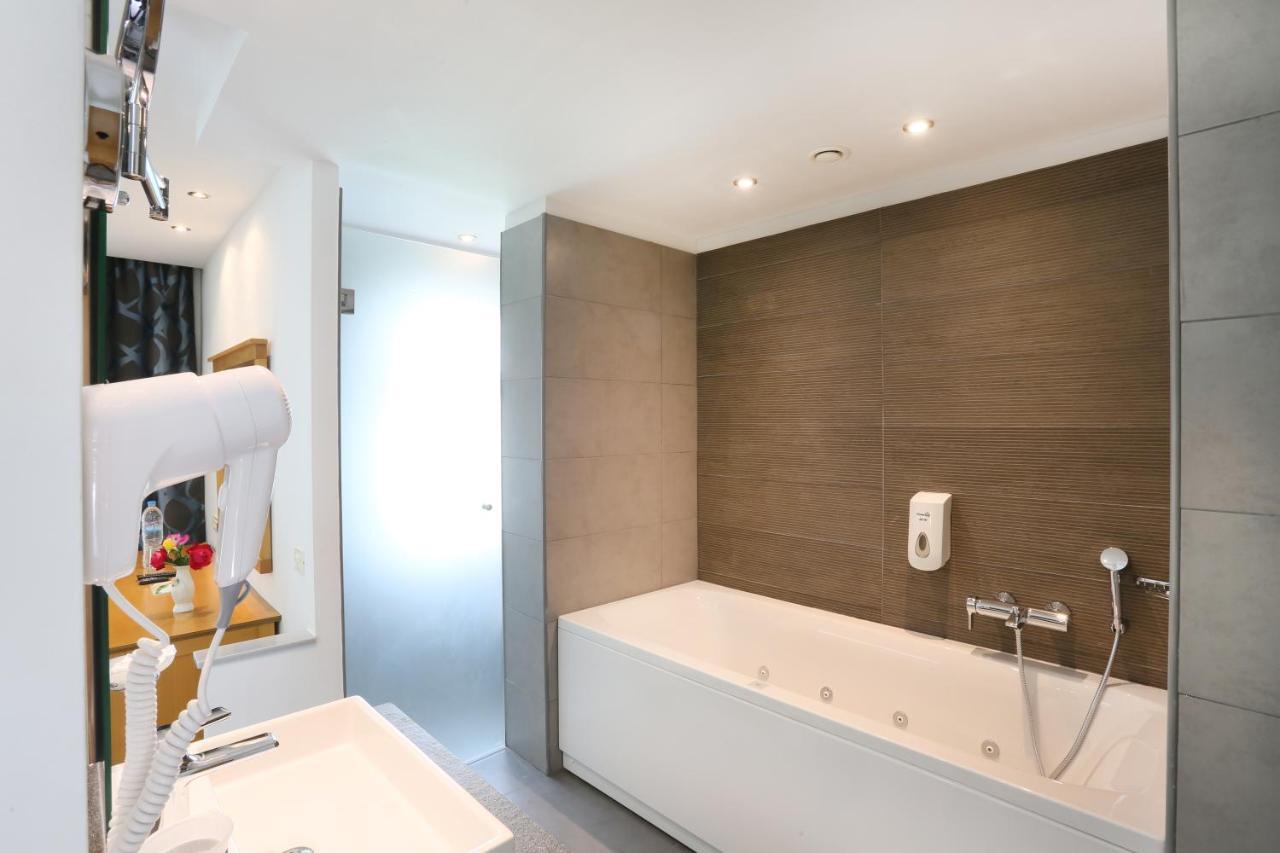 Sentido Apollo Palace Mesongí Buitenkant foto Bathroom